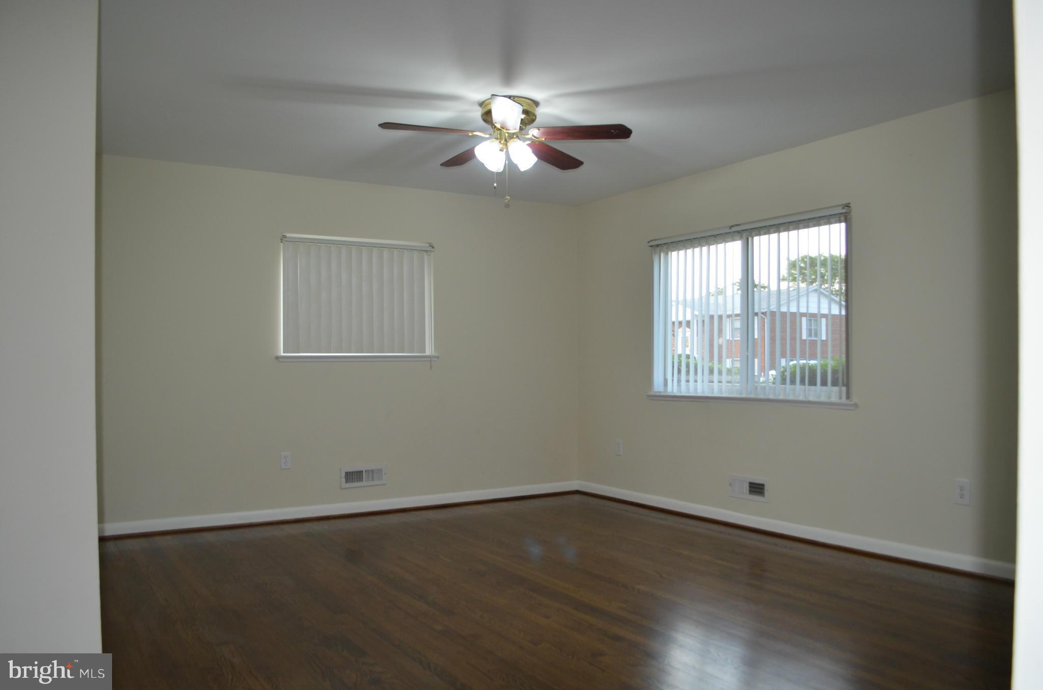 6101 Collinsway Road Catonsville, MD 21228 - Photo 2 of 17 Living Room