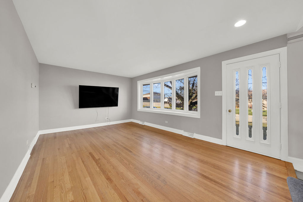 7435 West 74th Street Bridgeview, IL 60455 - Photo 5 of 34