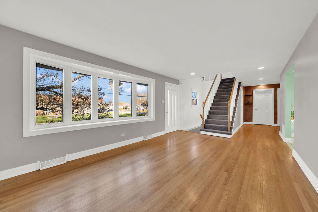 7435 West 74th Street Bridgeview, IL 60455 - Photo 6 of 34