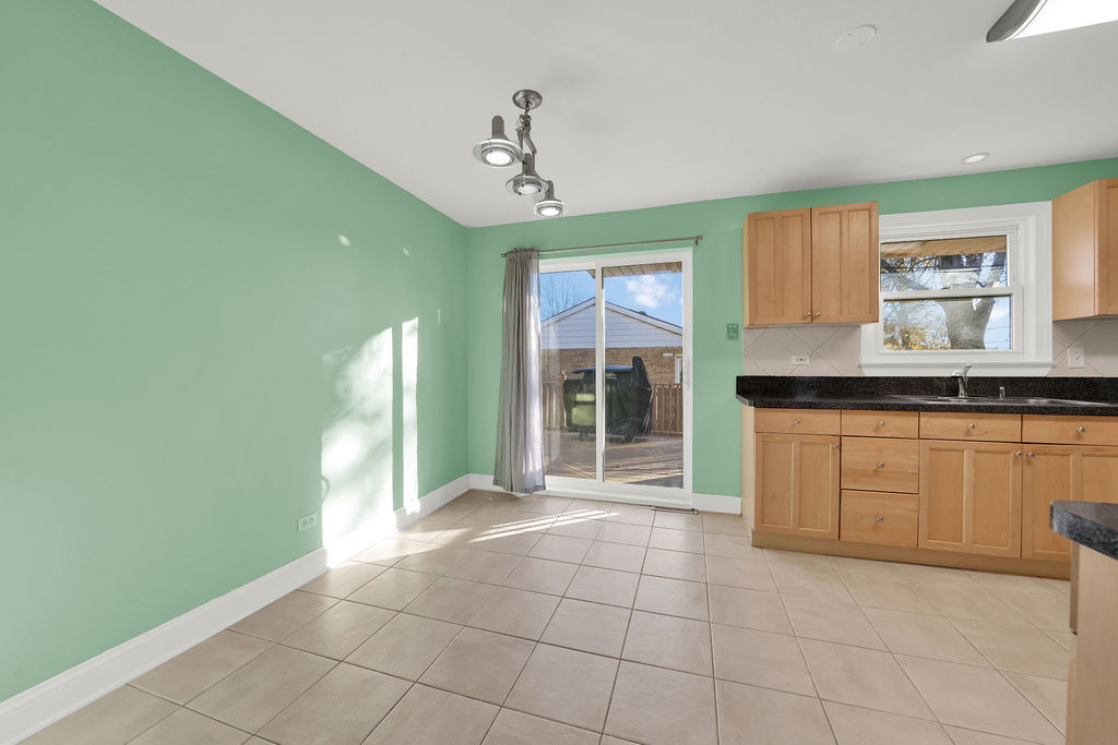 7435 West 74th Street Bridgeview, IL 60455 - Photo 8 of 34