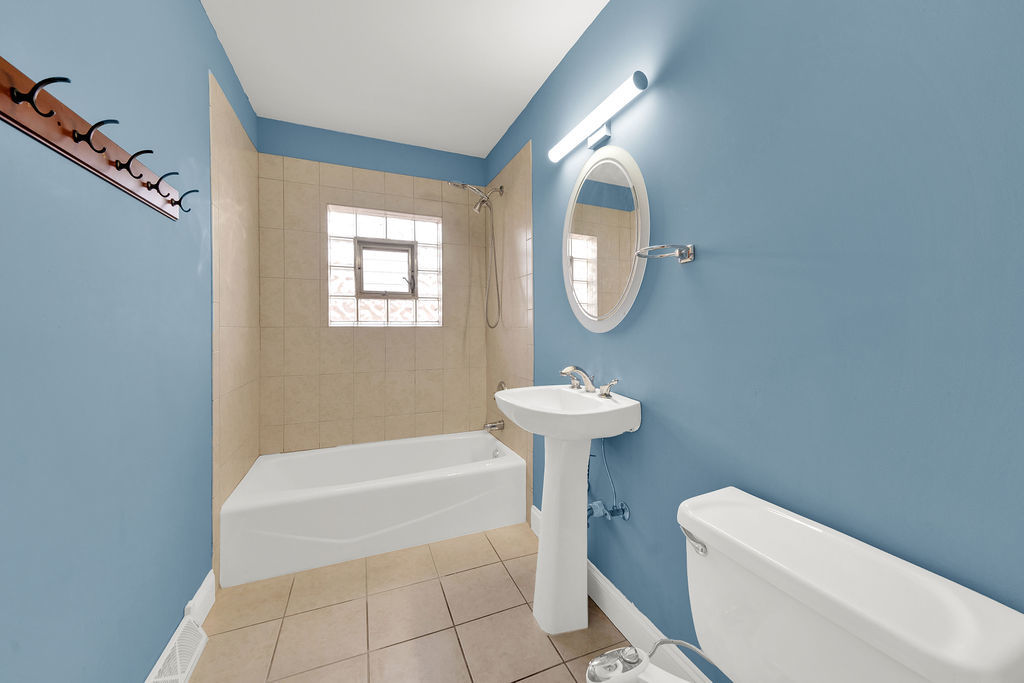 7435 West 74th Street Bridgeview, IL 60455 - Photo 10 of 34