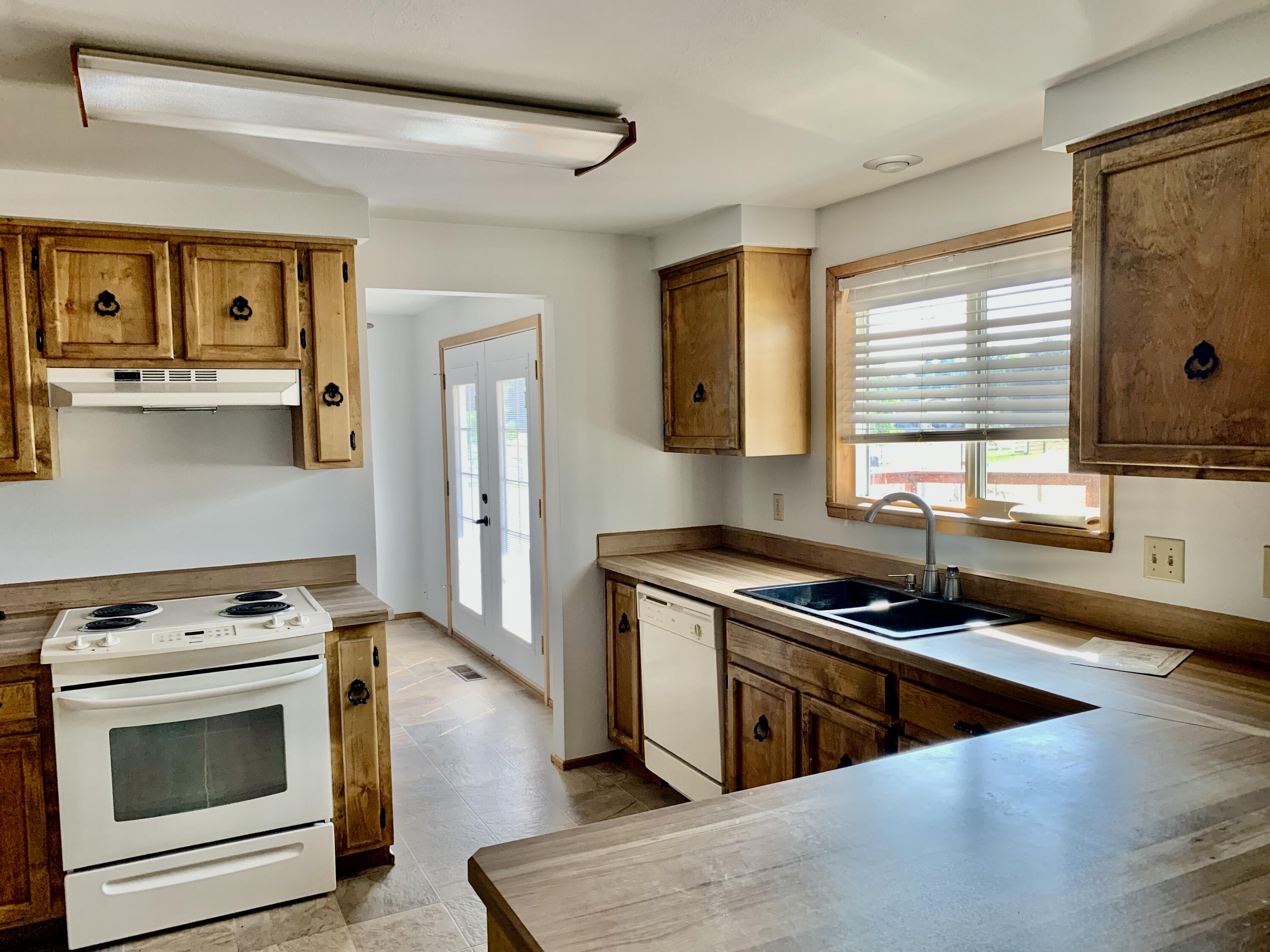 21662 Old Red Road Bend, OR 97702 - Photo 4 of 49 Light and Bright Kitchen with all Appliances Included