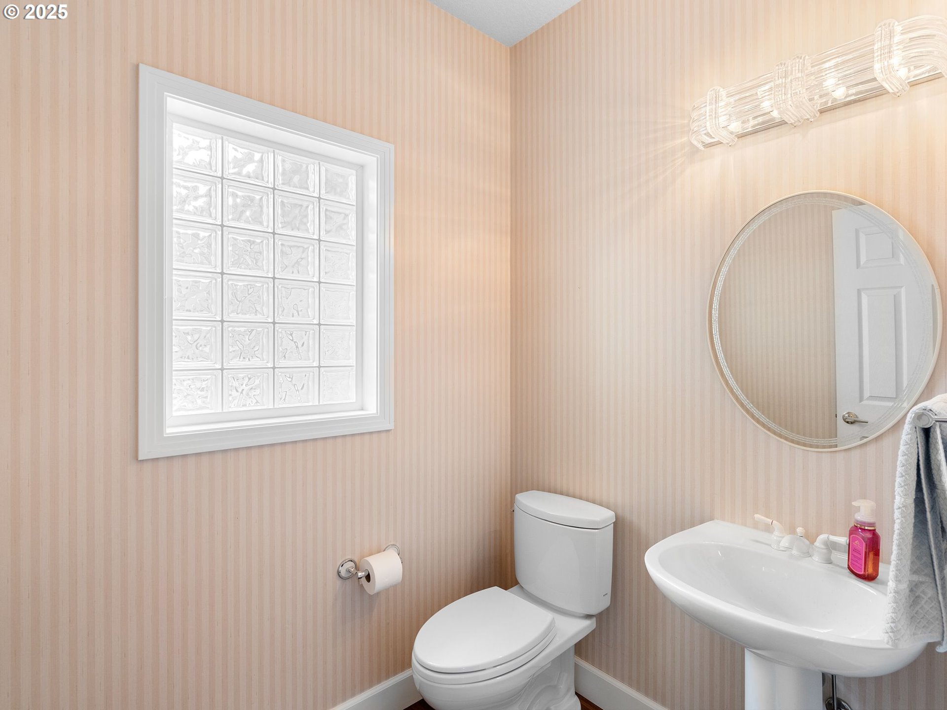 12887 Southwest Ridgefield Lane Portland, OR 97223 - Photo 20 of 45 Bathroom