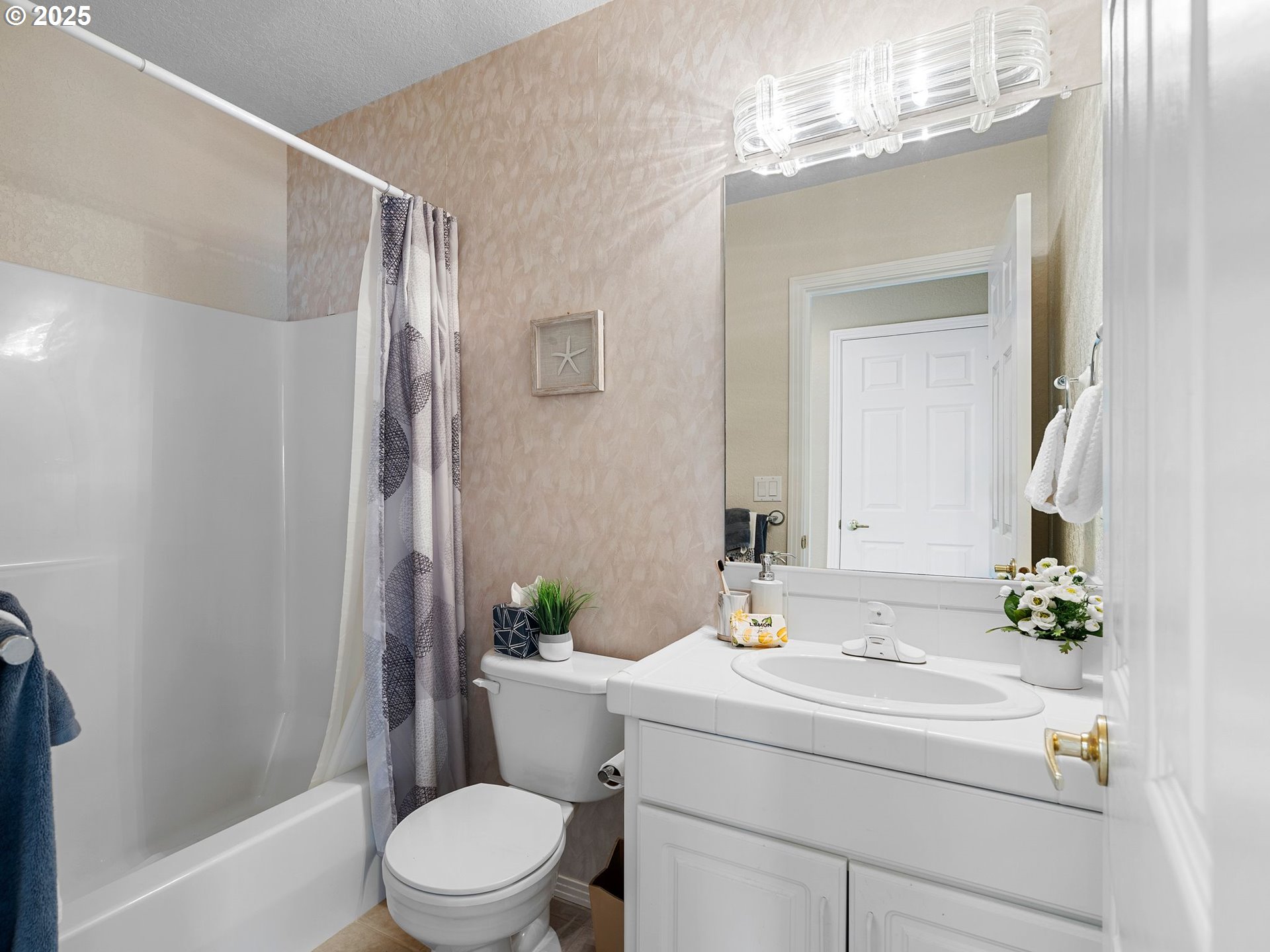 12887 Southwest Ridgefield Lane Portland, OR 97223 - Photo 29 of 45 Bathroom