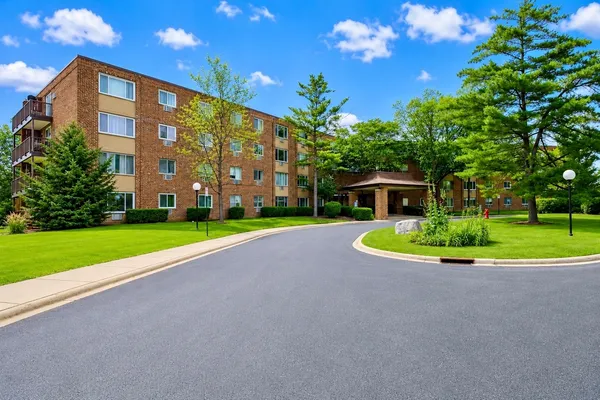 $1,800 | 1500 Robin Circle, Unit 418, Hoffman Estates, IL 60169
