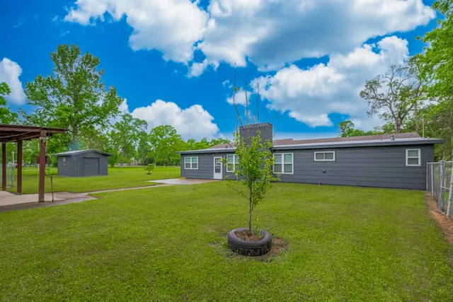 a view of a house with backyard
