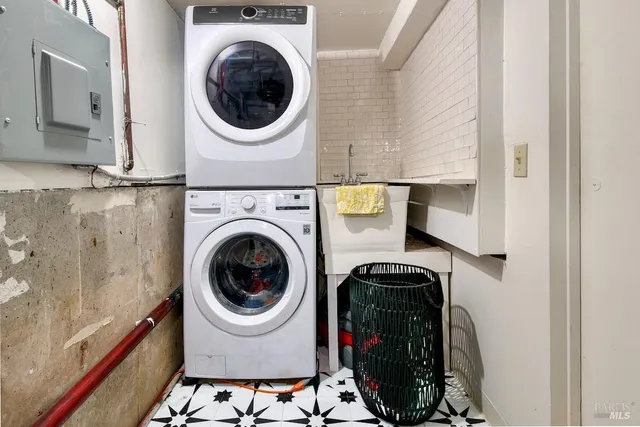 a close up view of a washer and dryer