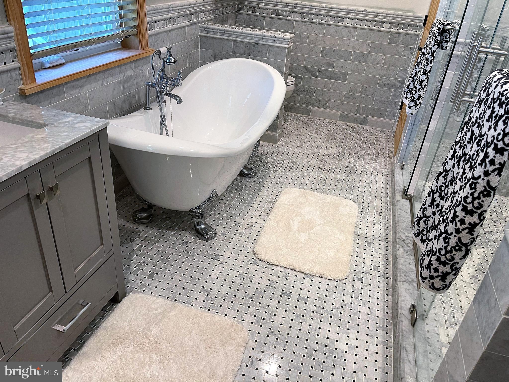 901 Crum Creek Road Springfield, PA 19064 - Photo 14 of 115 Soaking tub.