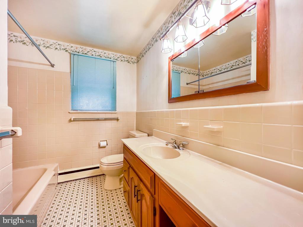 883 Parkwood Road Blue Bell, PA 19422 - Photo 21 of 65 2nd Floor Hall Bath w/tub-shower combination