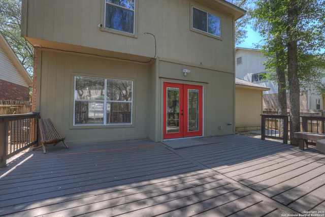 a view of an entrance of the house