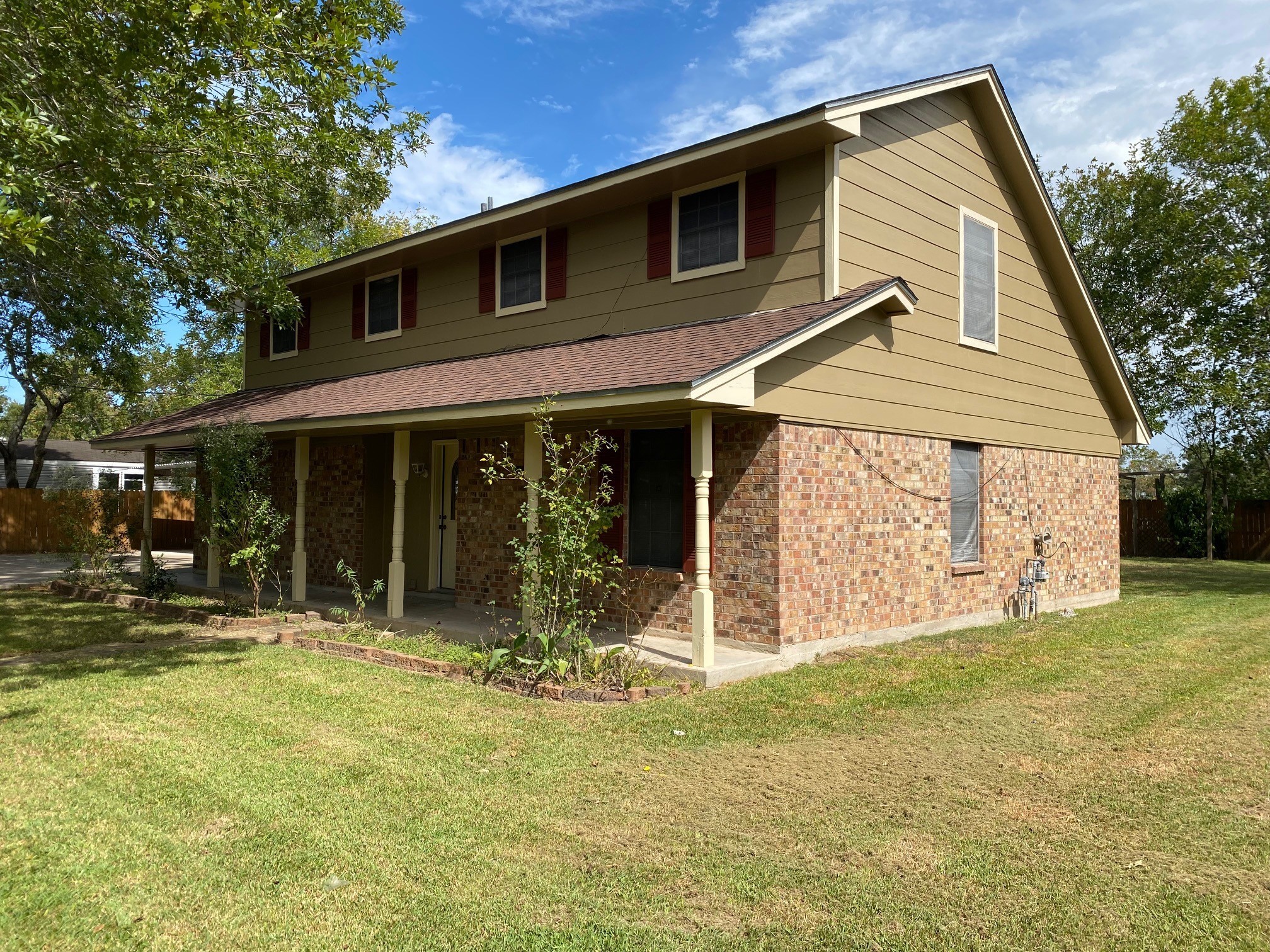 112 County Road 921 Angleton, TX 77515 - Photo 4 of 13 a front view of a house with garden