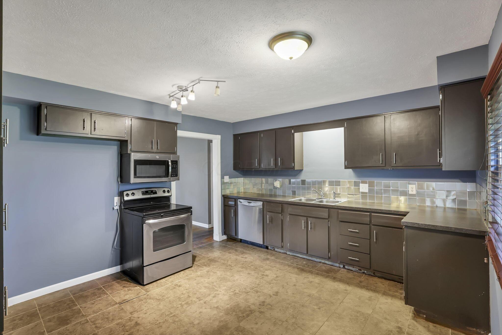 1923 Riverdale Road Columbus, OH 43232 - Photo 9 of 25 Kitchen