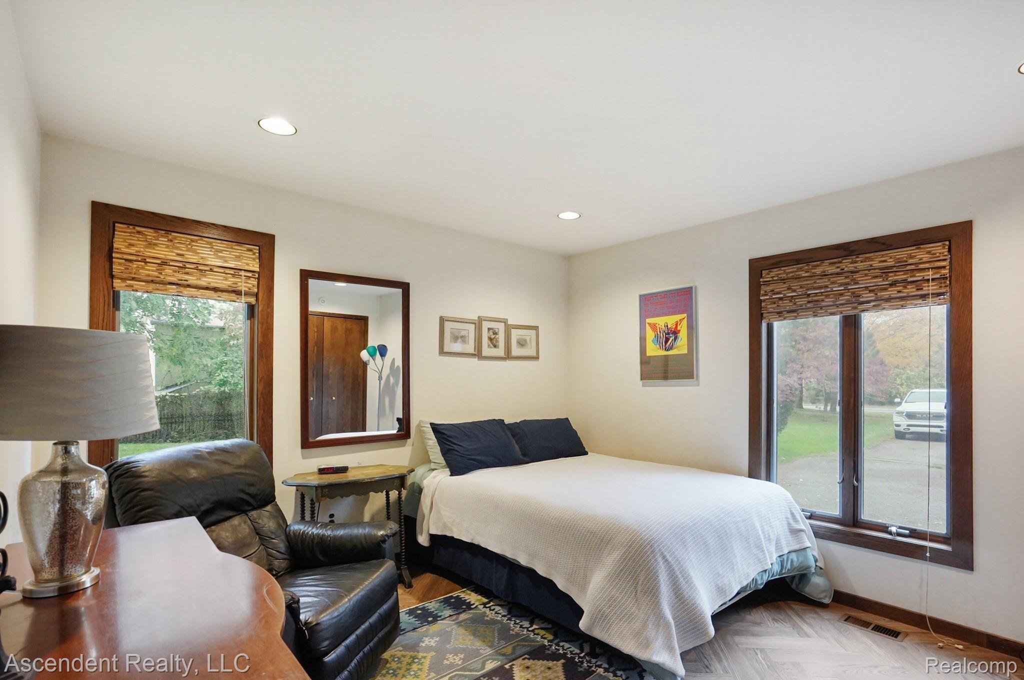 3075 Walnut Lake Road West Bloomfield, MI 48322 - Photo 16 of 39 First floor bedroom 1