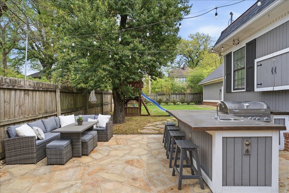 124 Clark Place Memphis, TN 38104 - Photo 34 of 40 a backyard of a house with table and chairs