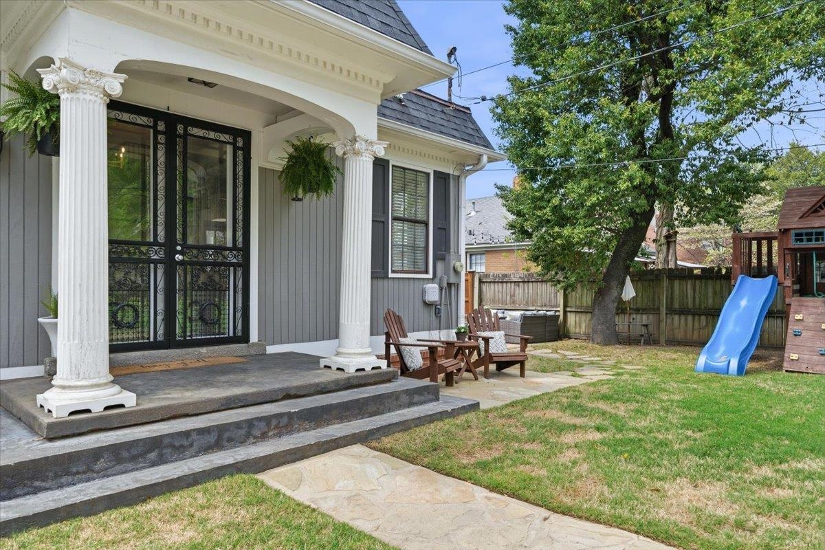 124 Clark Place Memphis, TN 38104 - Photo 38 of 40 a view of a house with backyard water fountain and sitting area
