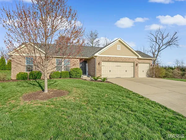 $409,900 | 302 Fox Run Drive, Columbia, IL 62236