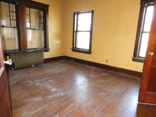 312 Union Street Joliet, IL 60433 - Photo 20 of 22 an empty room with windows