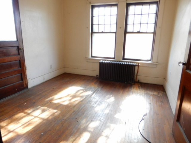 312 Union Street Joliet, IL 60433 - Photo 21 of 22 an empty room with windows