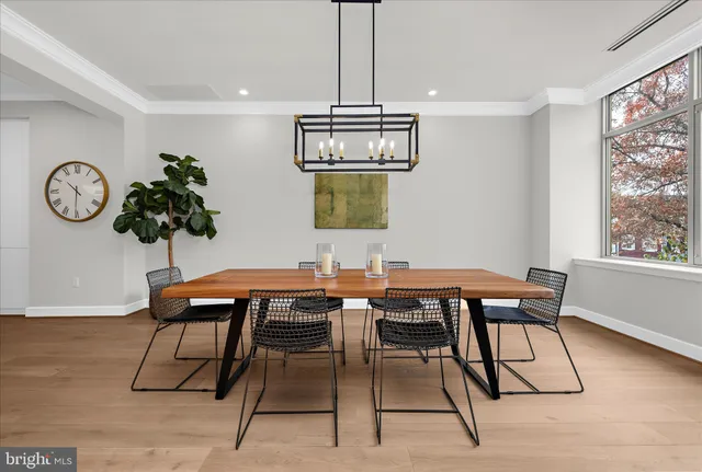 a en suite bathroom with a double vanity sink and mirror