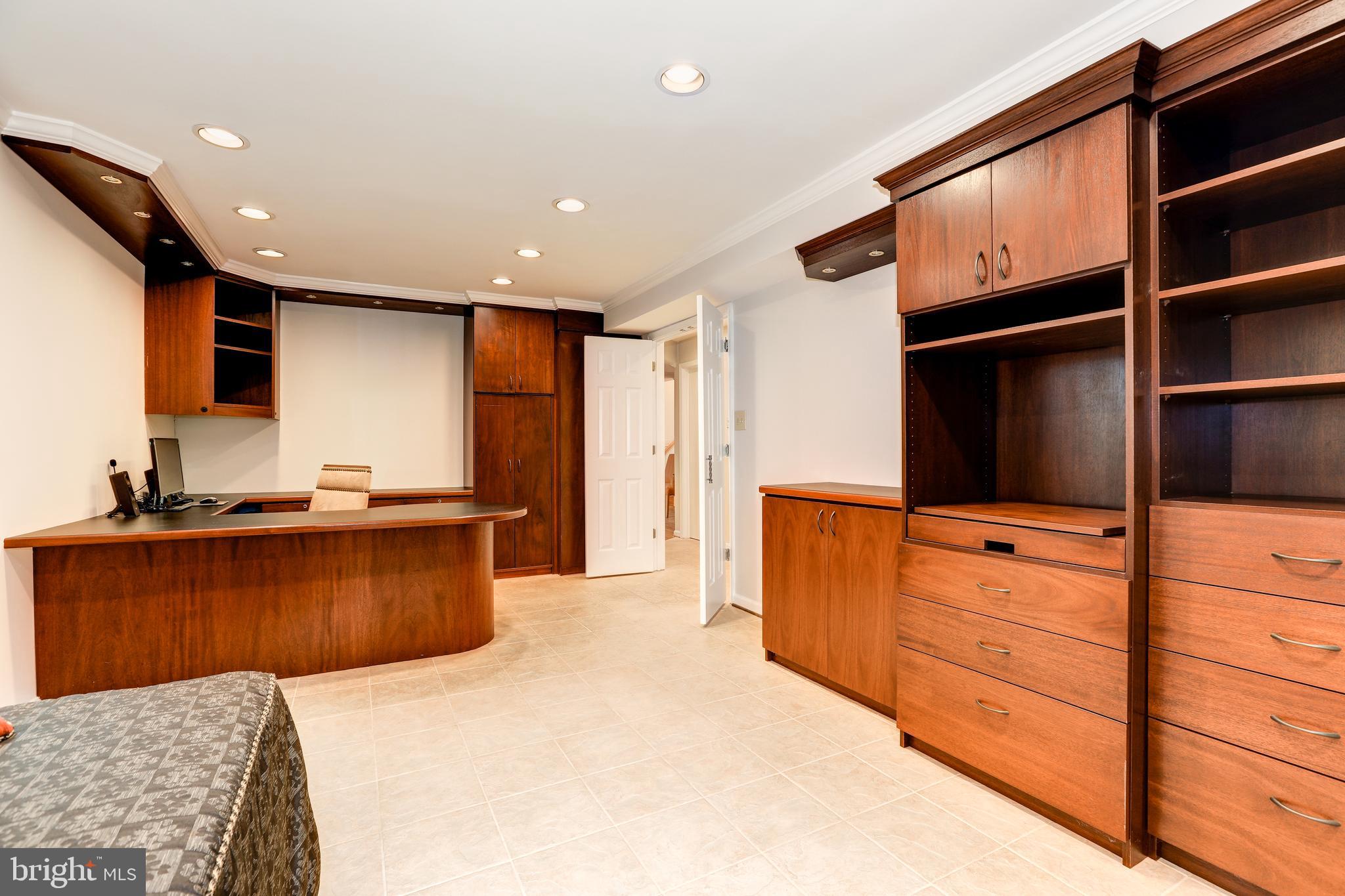 11817 Prestwick Road Potomac, MD 20854 - Photo 28 of 58 Gallery Image 28