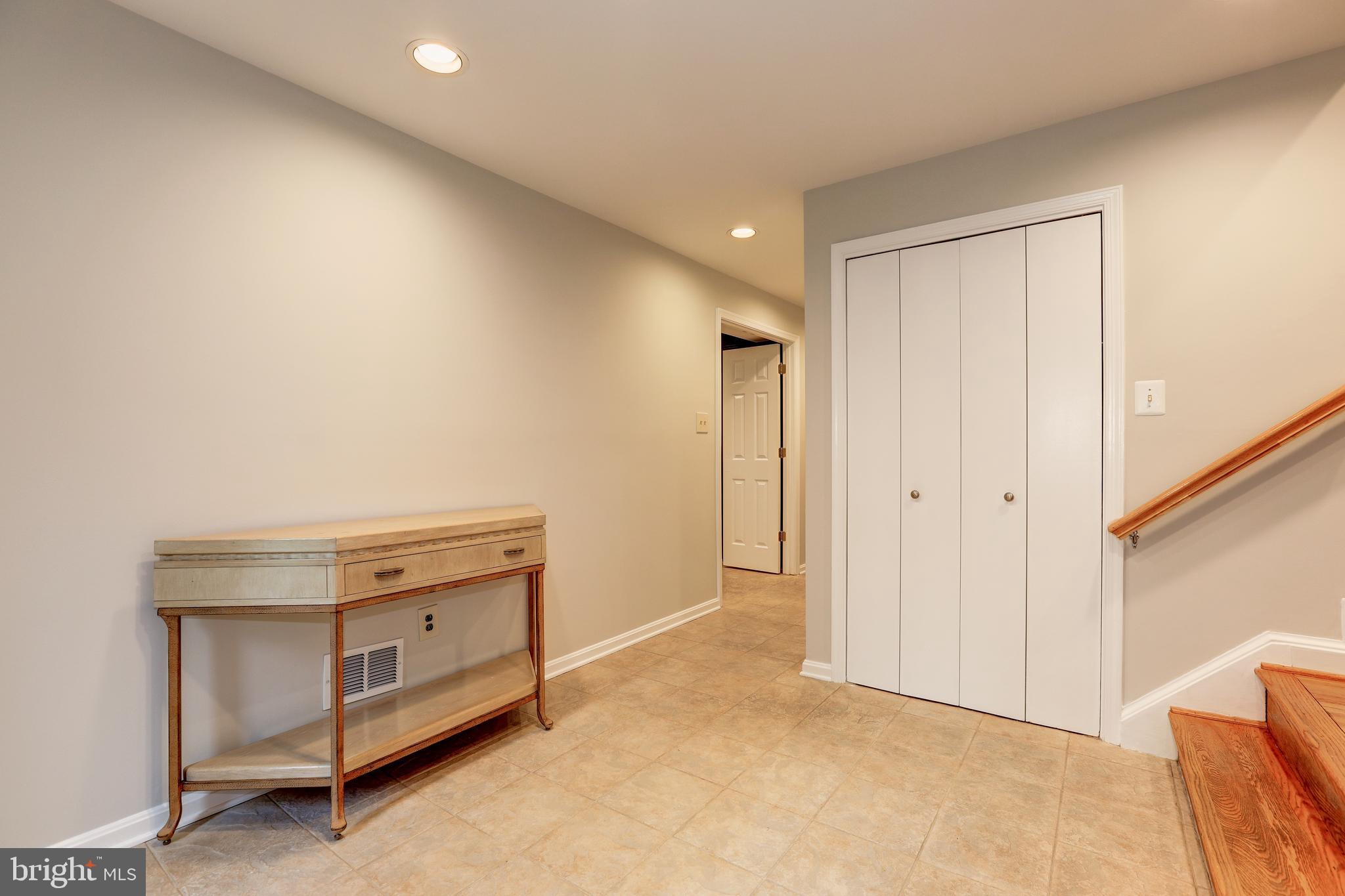 11817 Prestwick Road Potomac, MD 20854 - Photo 5 of 58 Gallery Image 5