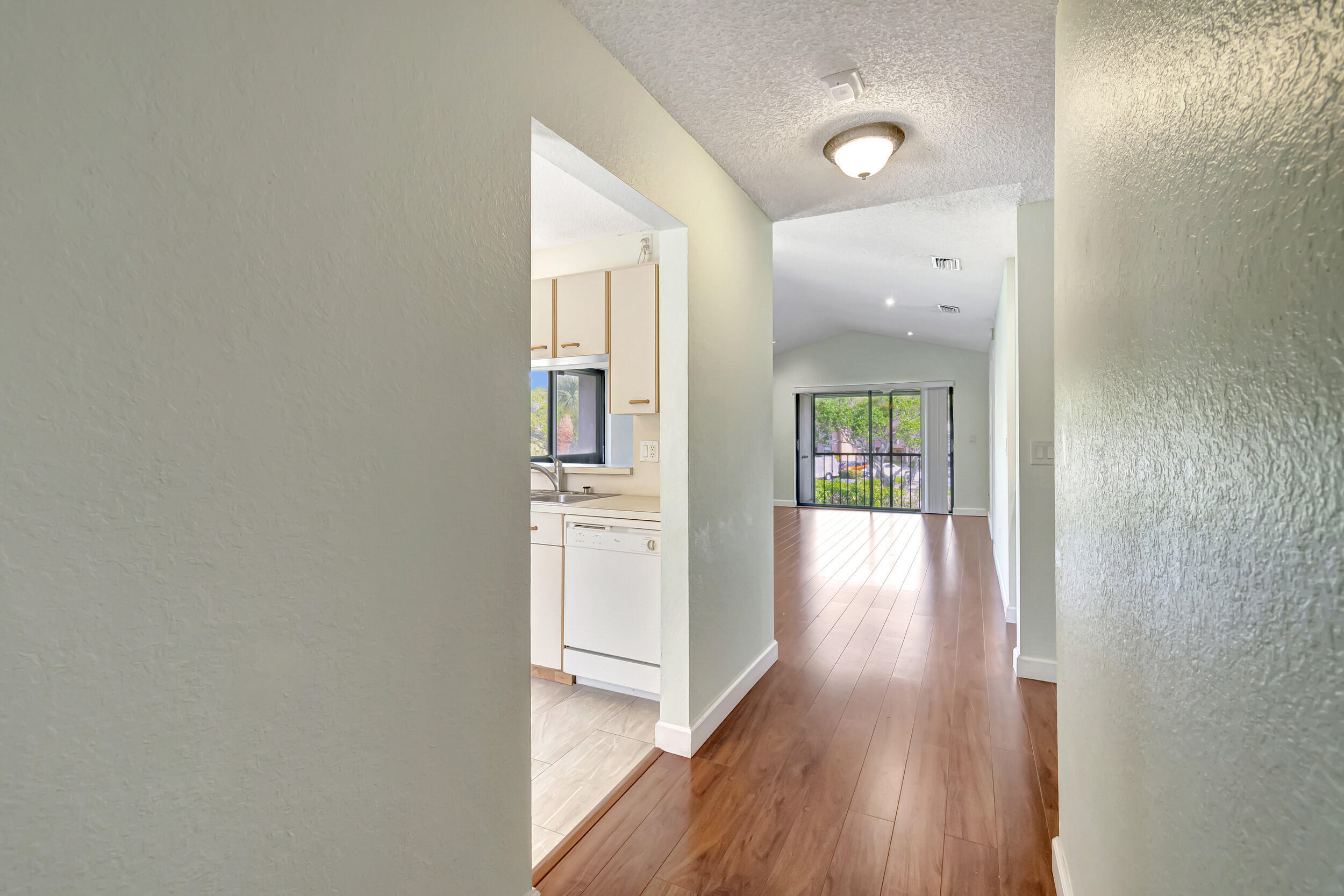 351 Club Circle, Unit 207 Boca Raton, FL 33487 - Photo 4 of 26 06_dsc_5684