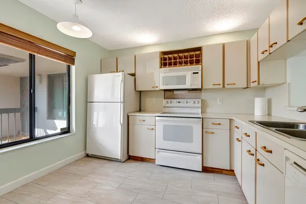 $2,600 | 351 Club Circle, Unit 207, Boca Raton, FL 33487