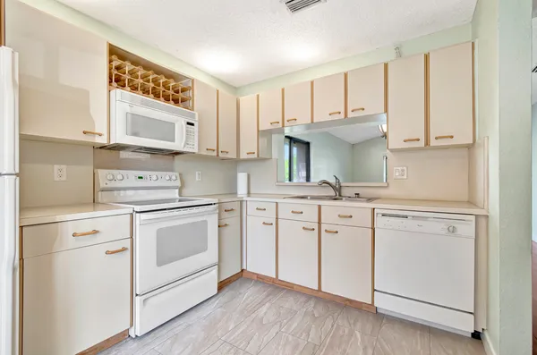 $2,600 | 351 Club Circle, Unit 207, Boca Raton, FL 33487