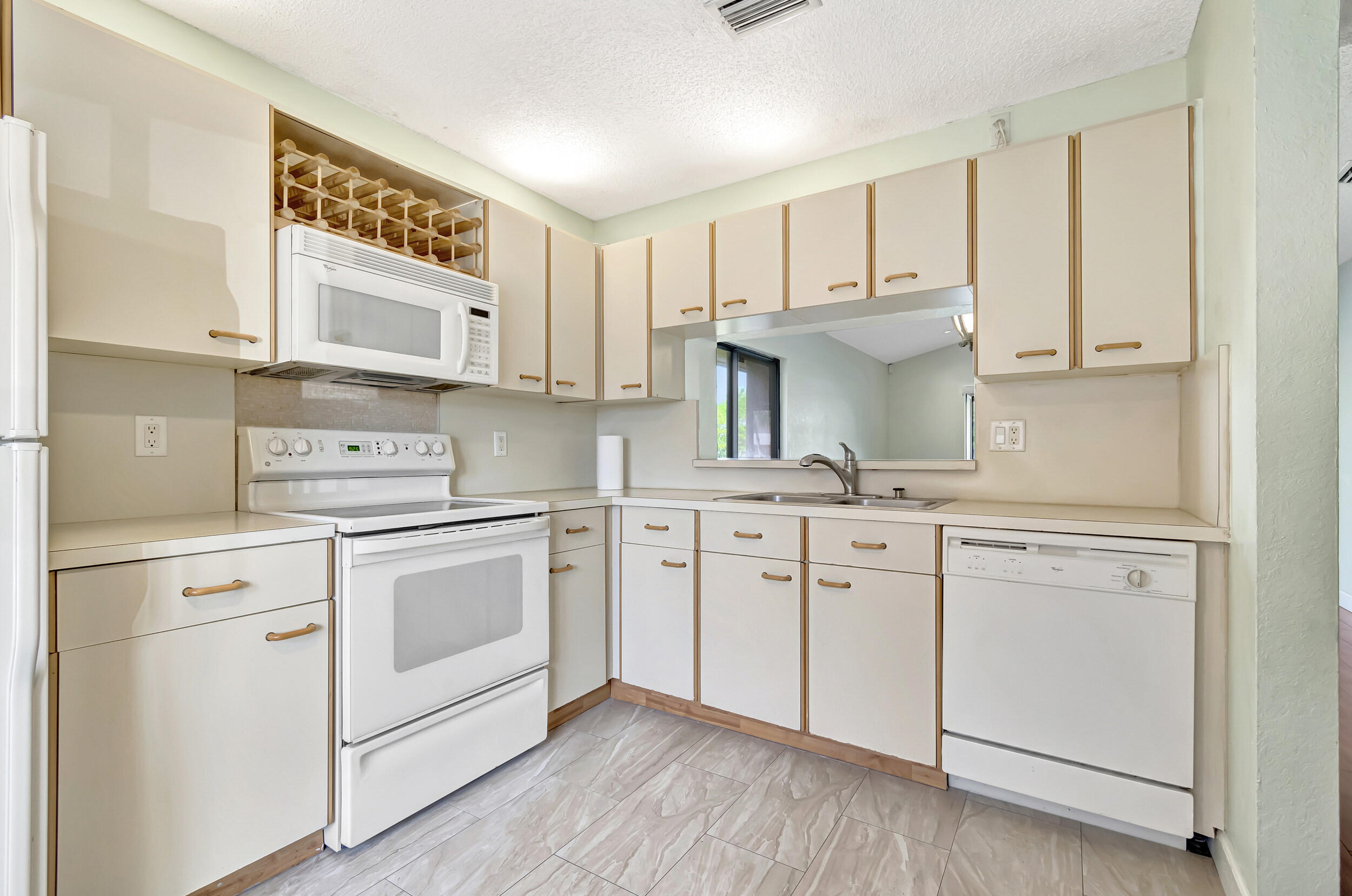 351 Club Circle, Unit 207 Boca Raton, FL 33487 - Photo 7 of 26 23_dsc_5804