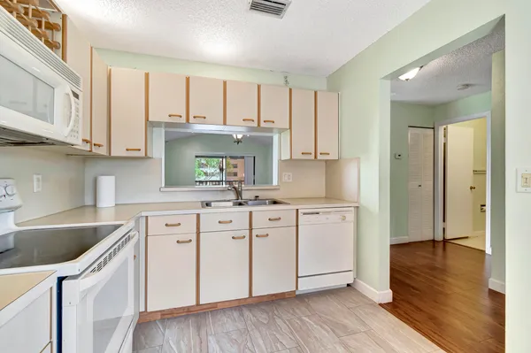 $2,600 | 351 Club Circle, Unit 207, Boca Raton, FL 33487