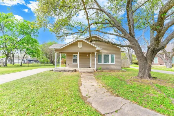 $209,900 | 914 Prairie Avenue, Cleburne, TX 76033