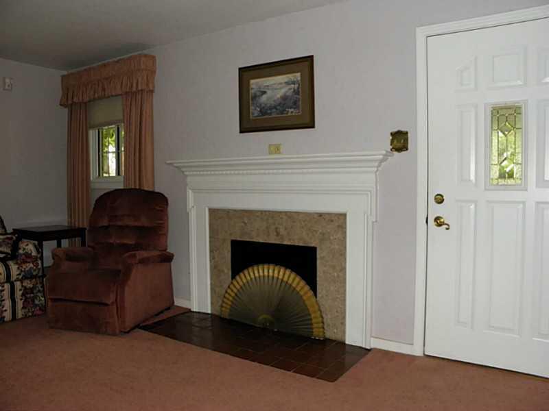 58 Coraopolis Road Coraopolis, PA 15108 - Photo 3 of 14 Entry/Foyer.