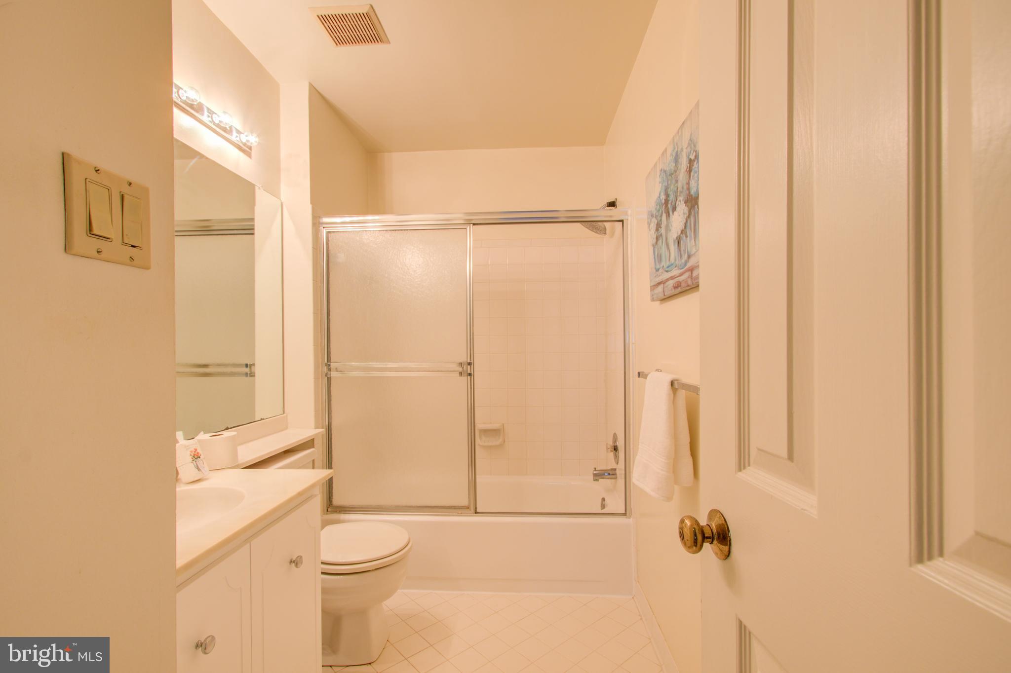 7008 Greentree Road Bethesda, MD 20817 - Photo 25 of 39 Hall Bath
