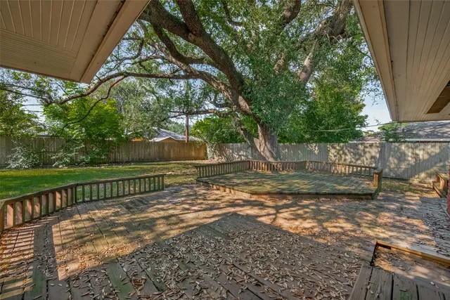 a view of a house with backyard and garden