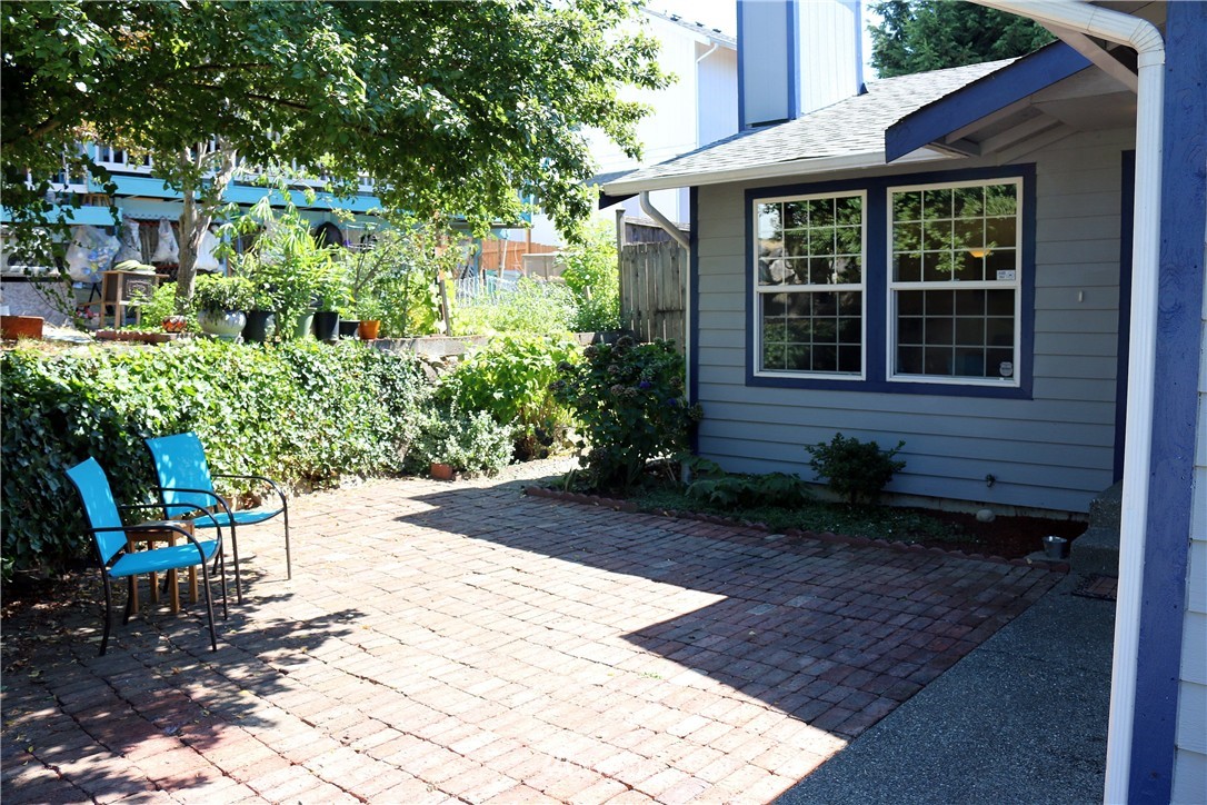 1529 Jones Avenue Northeast Renton, WA 98056 - Photo 2 of 13 Gallery Image 2