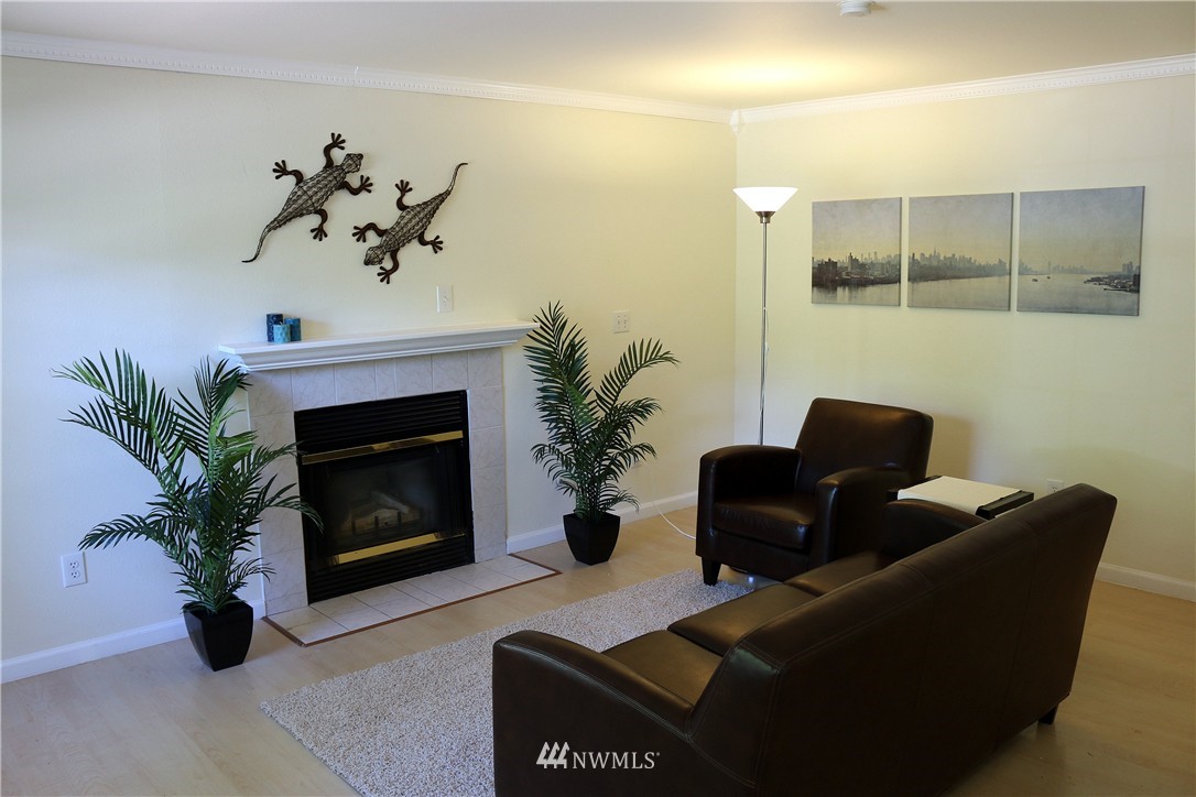 1529 Jones Avenue Northeast Renton, WA 98056 - Photo 3 of 13 Gallery Image 3
