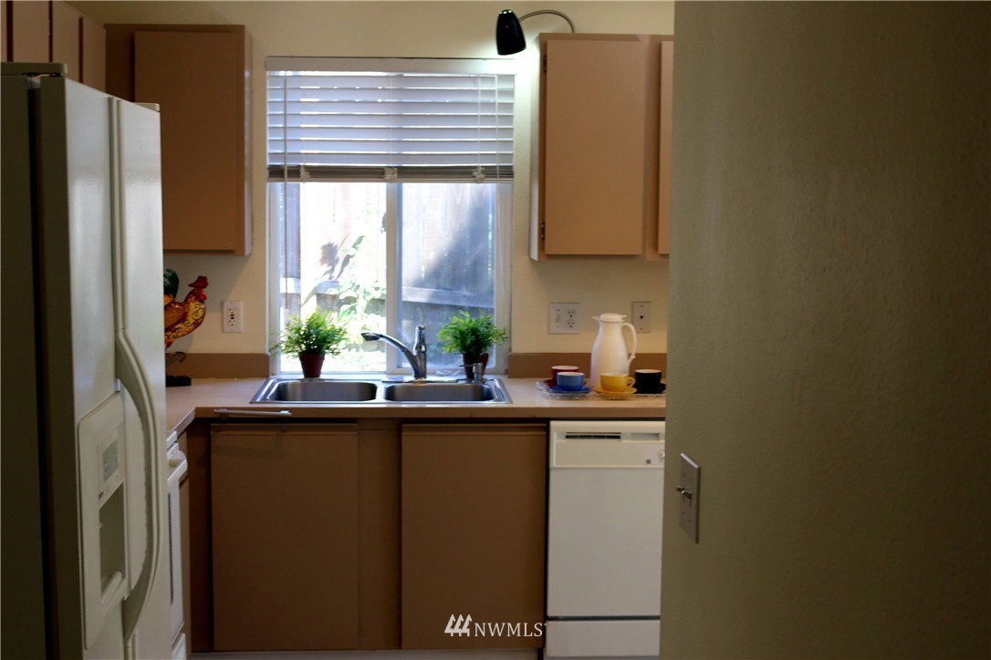 1529 Jones Avenue Northeast Renton, WA 98056 - Photo 5 of 13 Gallery Image 5