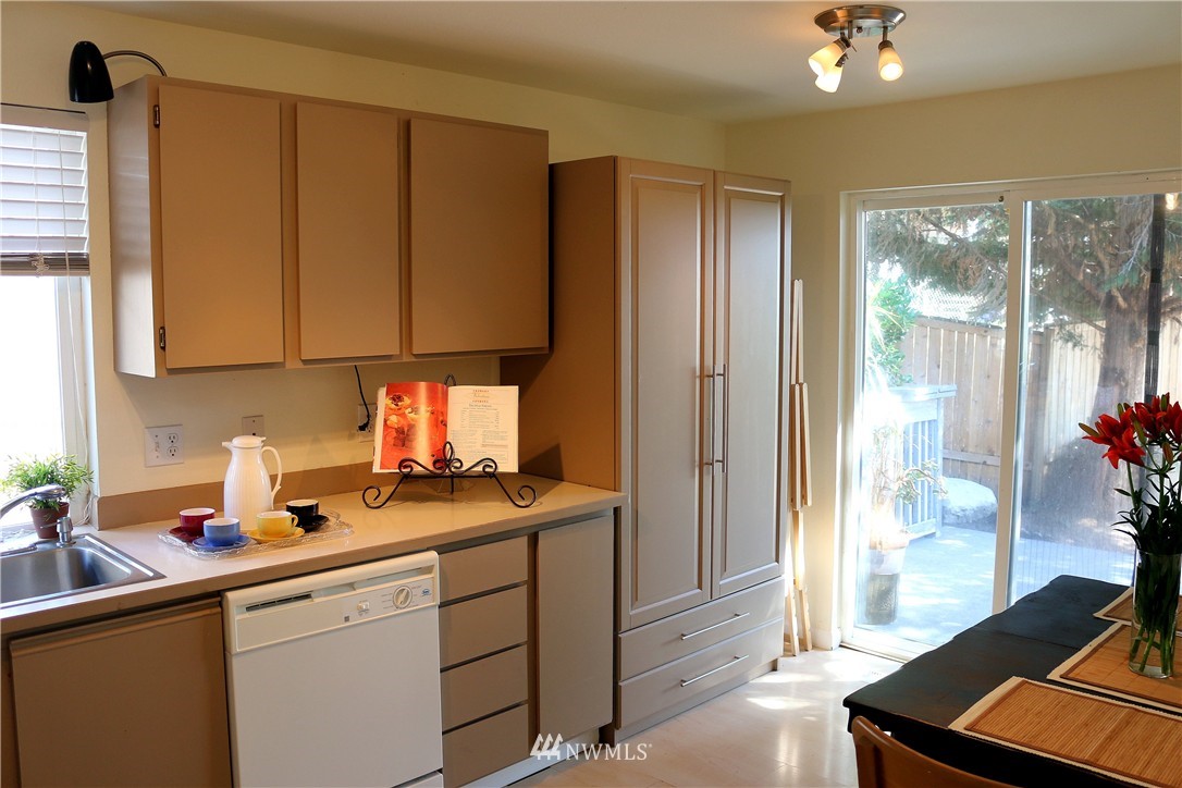 1529 Jones Avenue Northeast Renton, WA 98056 - Photo 6 of 13 Gallery Image 6