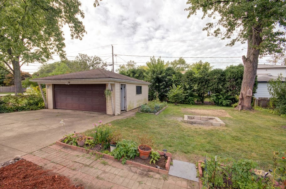 10828 Rutherford Avenue Worth, IL 60482 - Photo 25 of 25 front view of a house with a yard