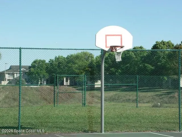 a view of a back yard