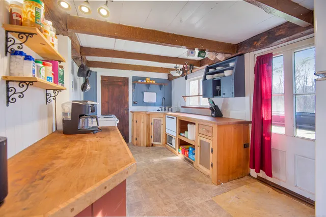 a kitchen that has a lot of cabinets in it