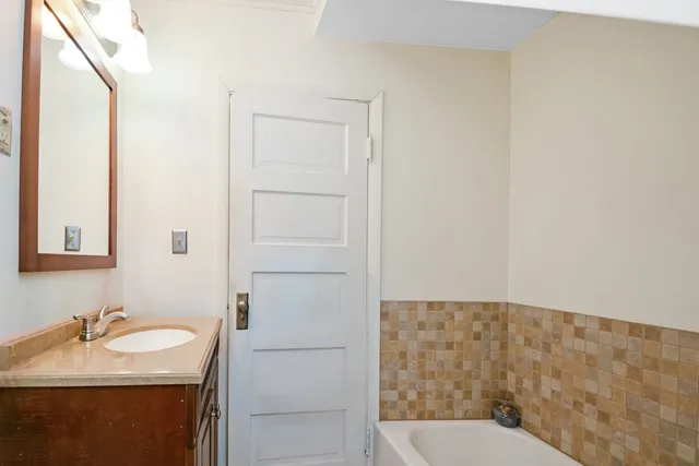 $184,900 | 410 North Mclean Street, Bloomington, IL 61701