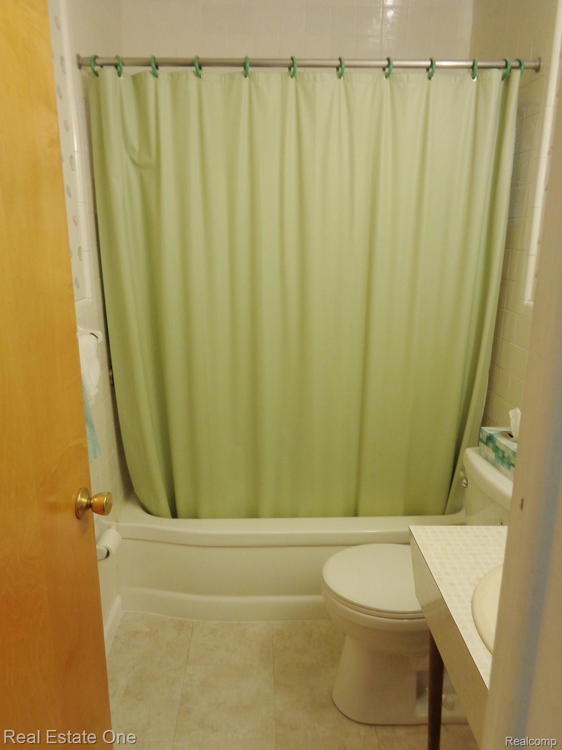 4863 Valley Road Trenton, MI 48183 - Photo 17 of 33 full bath.JPG