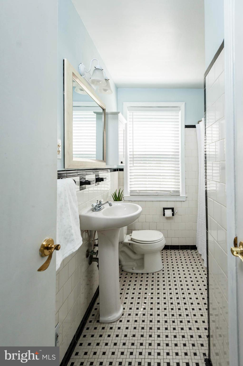 7034 Heathfield Road Baltimore, MD 21212 - Photo 8 of 17 Bath