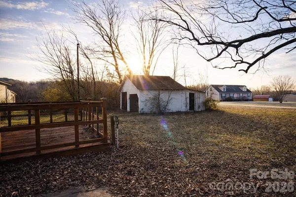 a view of a house with backyard and trees