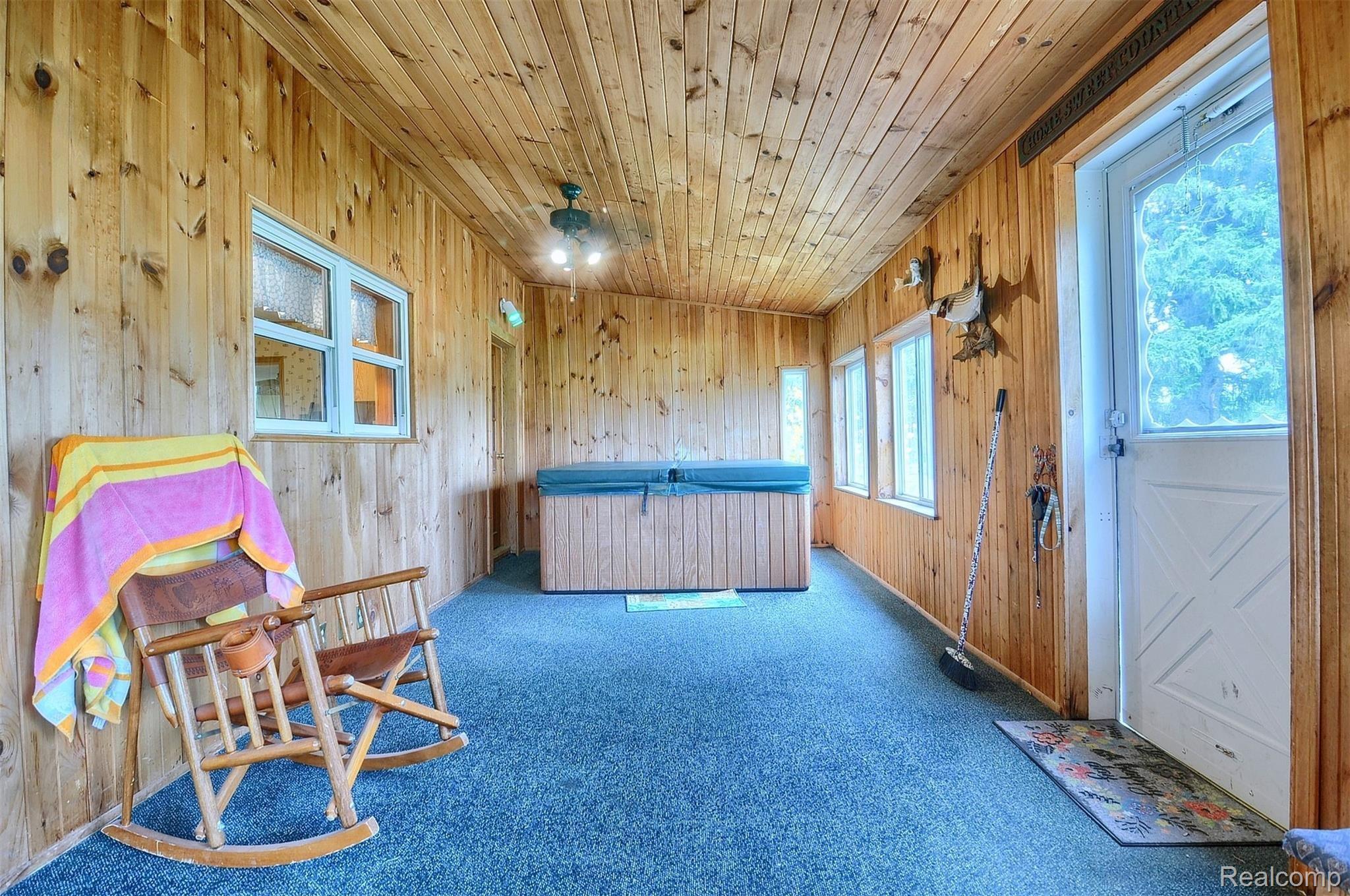 8280 Farley Road Pinckney, MI 48169 - Photo 15 of 39 15-Sun Room.jpg