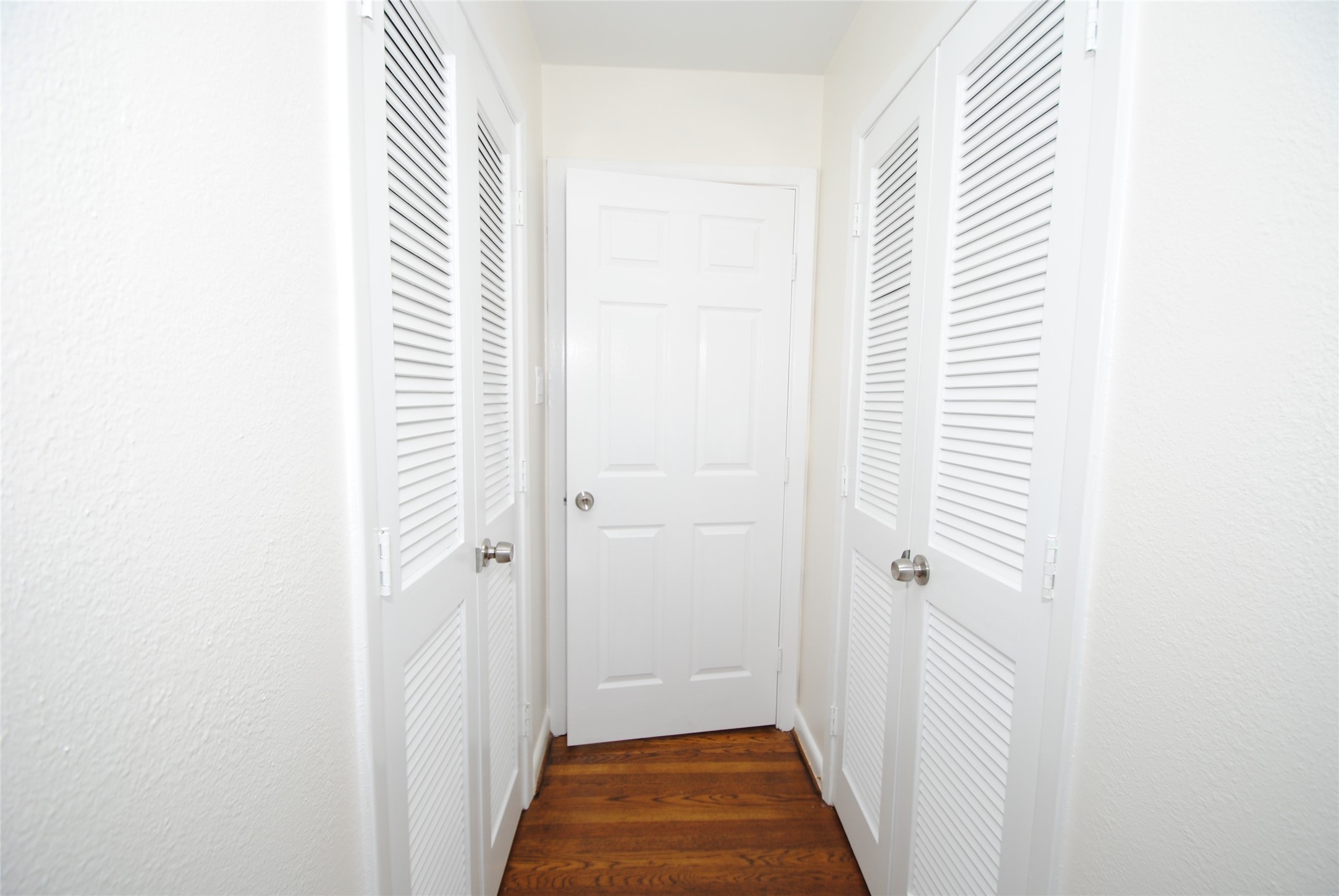 7953 Ridgeview Drive Houston, TX 77055 - Photo 25 of 29 a view of a bathroom from a hallway