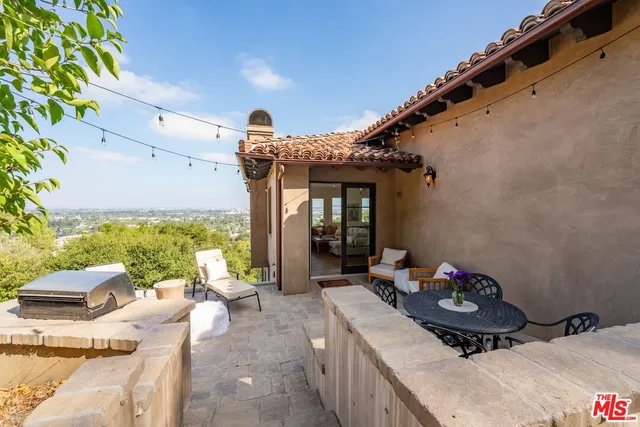 a view of a dinning table and chairs in patio
