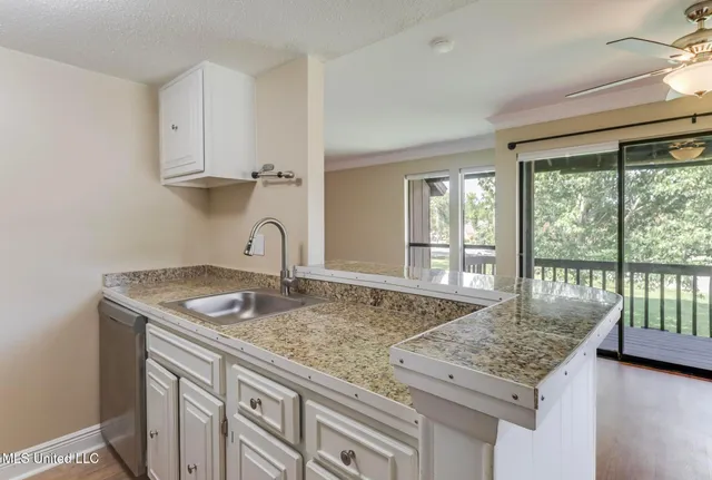 $1,200 | 242 Molokai, Unit J, Diamondhead, MS 39525