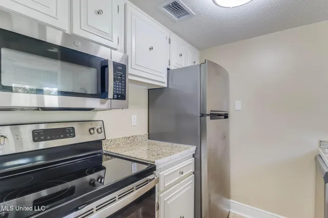 $1,200 | 242 Molokai, Unit J, Diamondhead, MS 39525